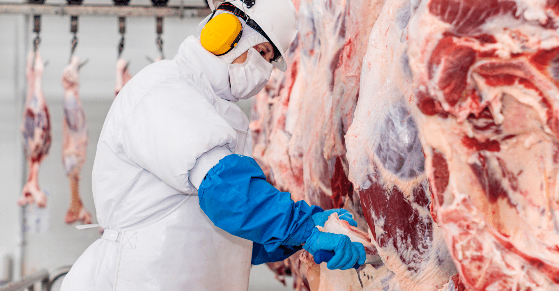 Corte de carne en Zedina Alimentos.