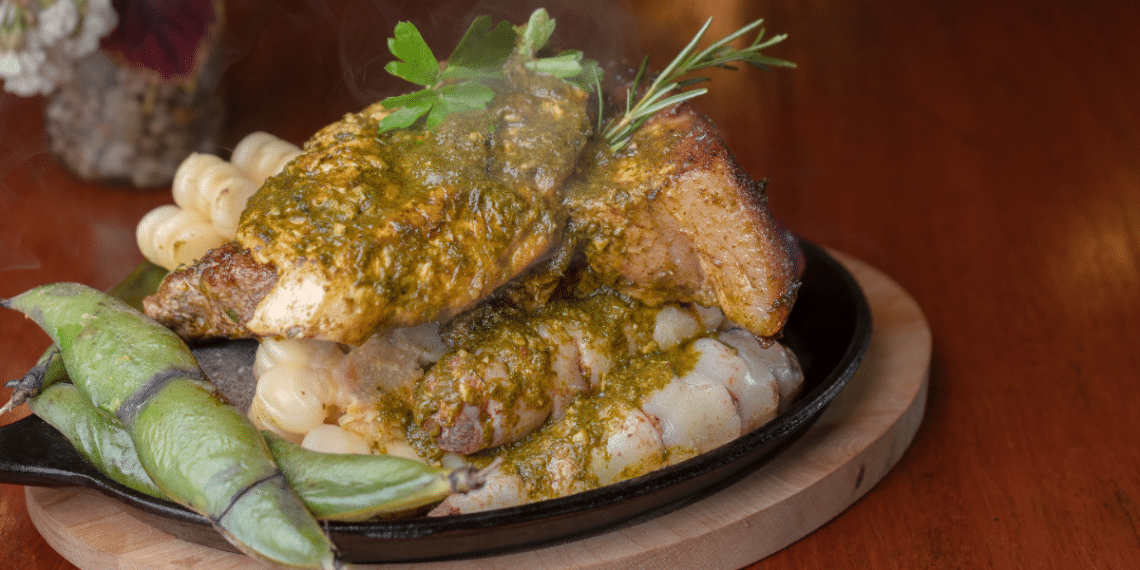 Aprende cómo preparar pachamanca a la olla de 3 carnes.